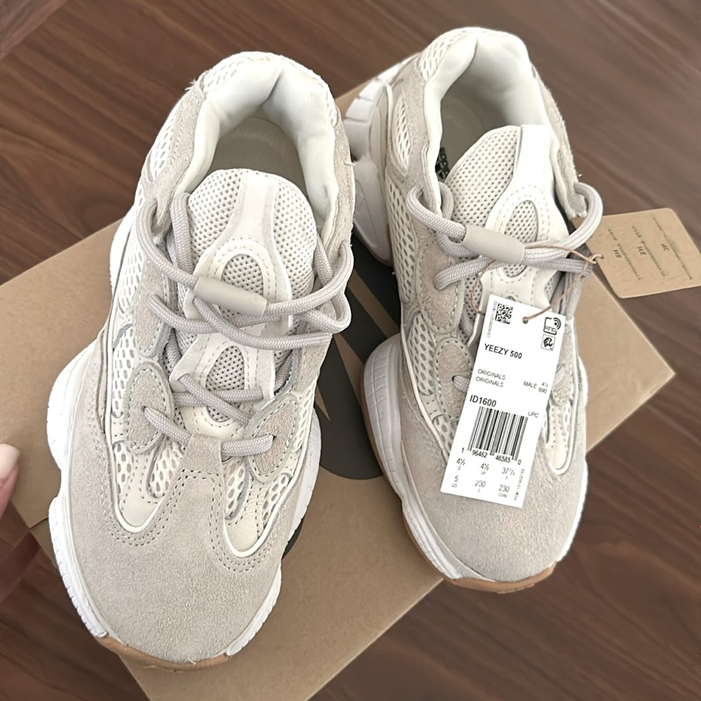 Brand New Yeezy 500 women size 5 US size 6